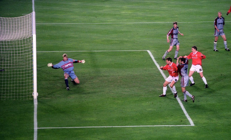 Teddy Sheringham erzielt das Tor zum 1:1 Ausgleich. Am Ende verlieren die Bayern das Champions League Finale 1999 mit 1:2