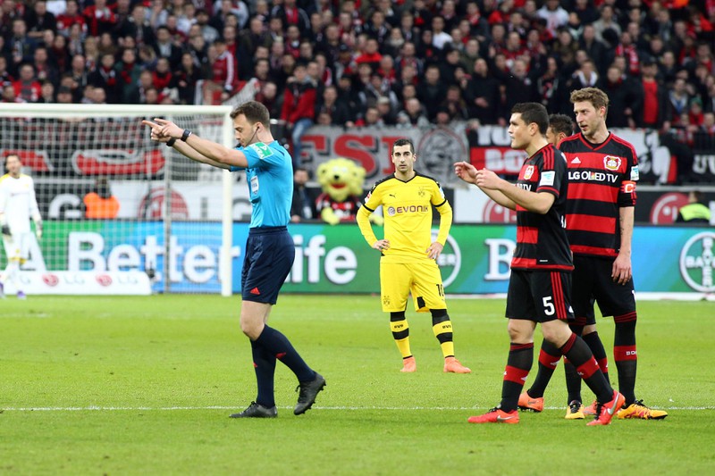 Felix Zwayer unterbricht die Partie zwischen Dortmund und Leverkusen, nachdem Roger Schmidt sich weigert auf die Tribüne zu gehen
