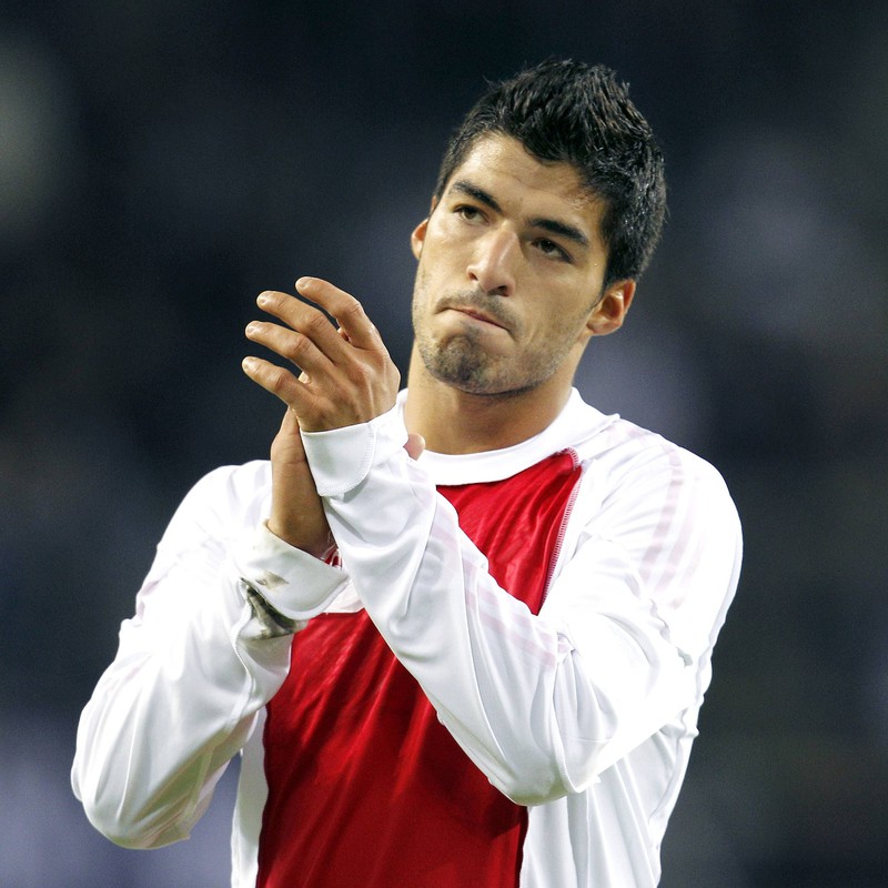 Luis Suárez spielte damals bei Ajax Amsterdam. Wegen der hohen Ablöse kam der Transfer zum VfL Wolfsburg nicht zustande