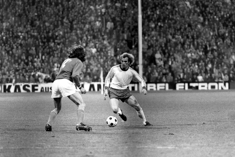 Der Weltmeister von 1974 und Bayern-Legende, der gemeinsam mit Gerd Müller Rekorde aufstellte und den Verein als Präsident prägte.