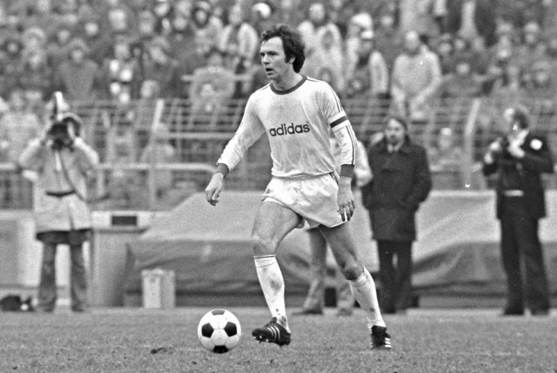 Franz Beckenbauer: Vom Spieler zur Trainerlegende und Präsident des FC Bayern – ein Name, der für immer im Fußball verewigt ist.