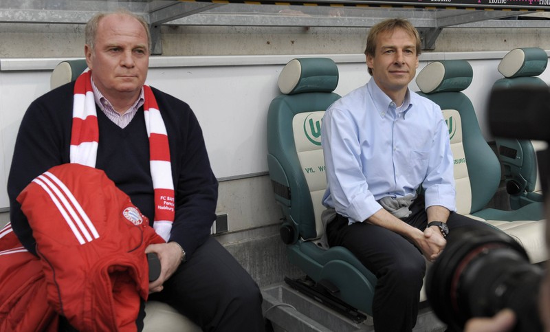 Auf dem Foto ist Jürgen Klinsmann zu sehen, der 2008/9 von den Bayern als Trainer engagiert wurde