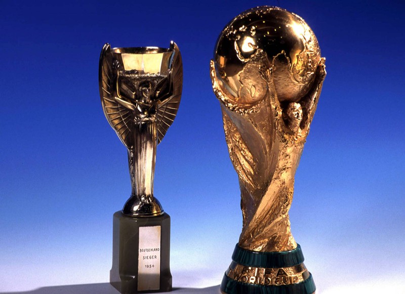 Das sind der alte und der neue WM-Pokal