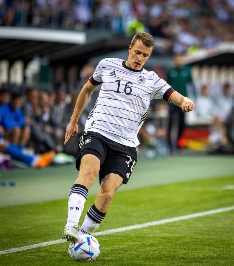 Fußballer Lukas Klostermann steht im DFB Kader und spielt für die WM 2022 in Katar