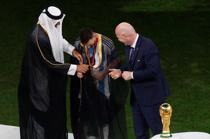 Es gab Kritik, nachdem FIFA-Boss Infantino und der Emir Messi ein schwarzes Gewand umhingen