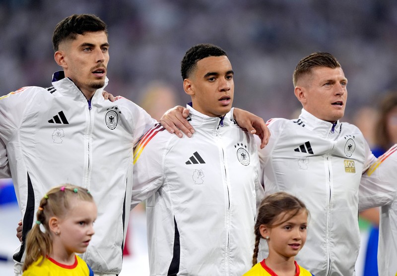 Beim EM Eröffnungsspiel trugen die Spieler der deutschen Nationalmannschaft Trainingsjacken mit einem besonderen Detail.