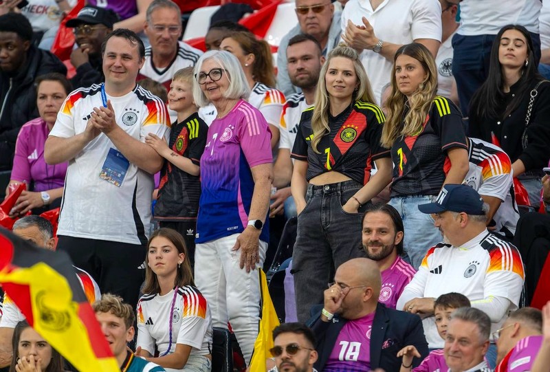 Manuel Neuers Mutter Marita feuert ihren Sohn von der Tribüne aus bei der EM 2024 an.