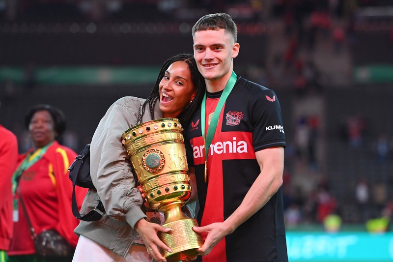 Florian Wirtz' Freundin heißt Ailyah und ist ebenso ein großer Fan des Fußballers