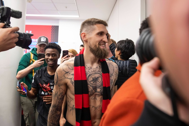 Robert Andrich gewinnt mit Bayer 04 Leverkusen den Titel „Deutscher Meister“.
