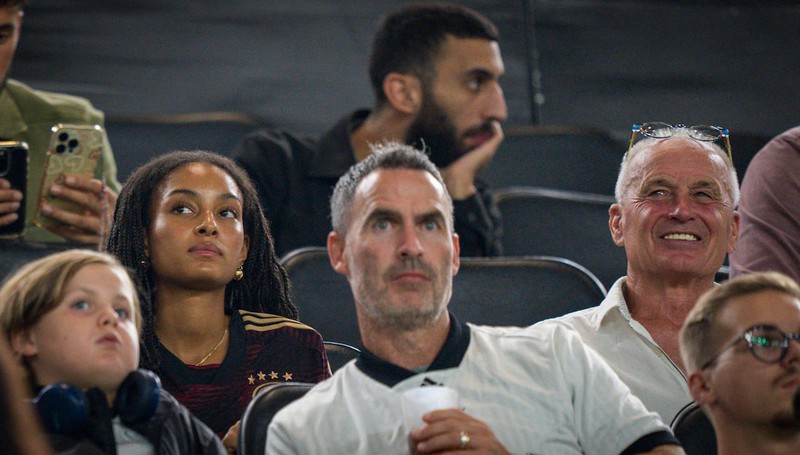Aaliyah besucht die Spiele von Florian Wirtz, gemeinsam mit seinem Vater.