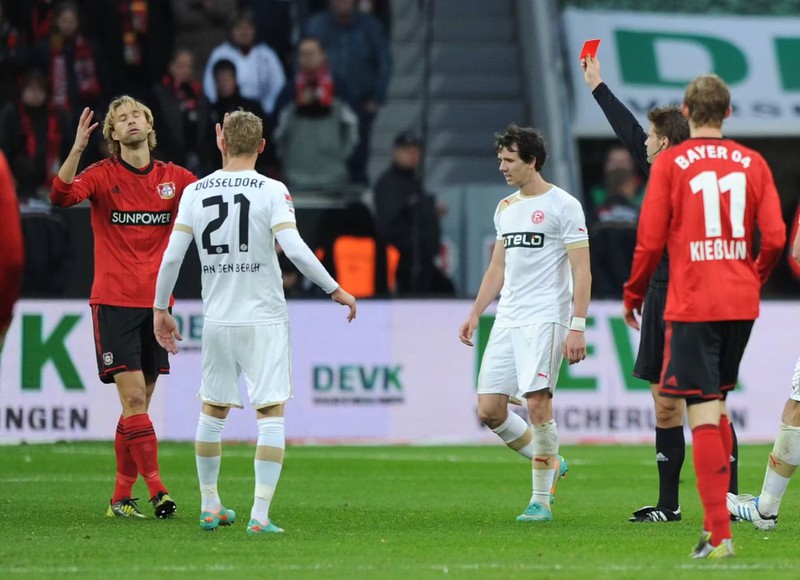 Der ehemalige Leverkusener Simon Rolfes musste nach nur 75 Sekunden Einsatz das Feld wieder verlassen. Er sah rot!