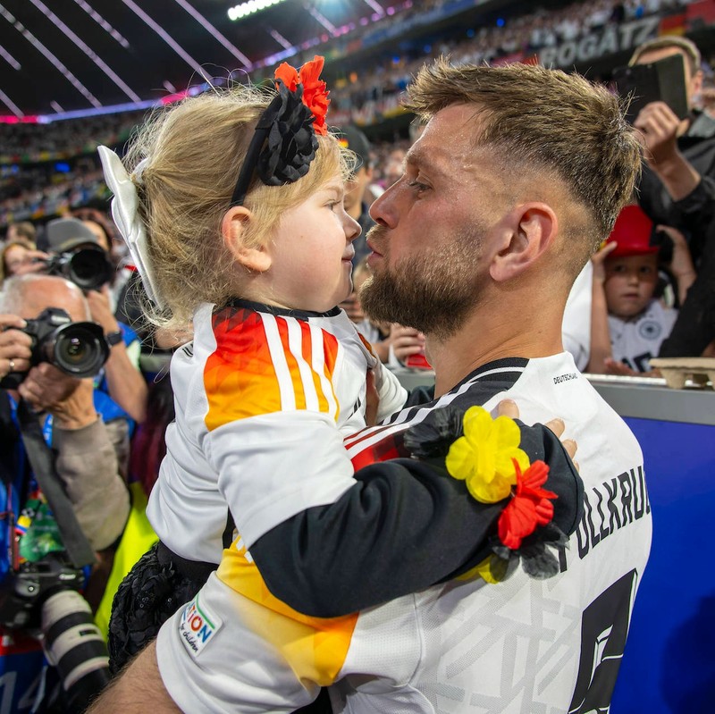 Niclas Füllkrug nahm seine Tochter Emilia liebevoll nach dem EM Sieg gegen Schottland in den Arm.