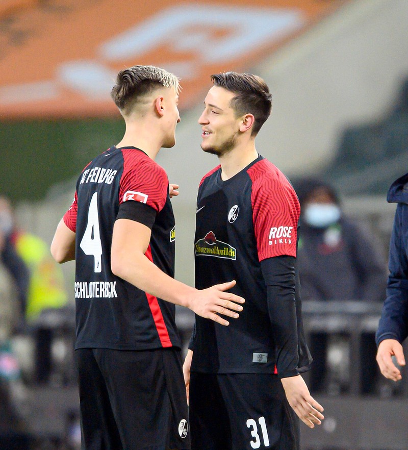 Die Schlotterbeck-Brüder sind beide extrem erfolgreich. Nico Schlotterbeck spielt beim BVB, während Keven Schlotterbeck bei Augsburg unter Vertrag steht.