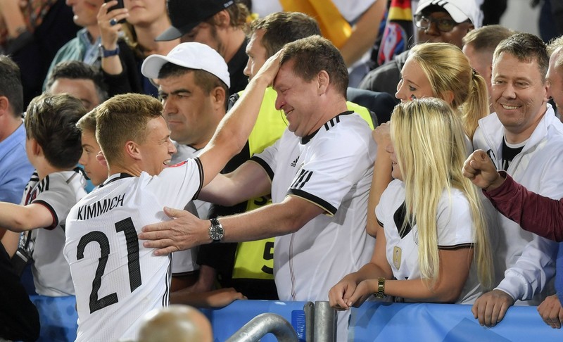 Hinter den erfolgreichen deutschen Nationalspielern stehen auch immer die Familien, die ihnen den Rücken stärken.