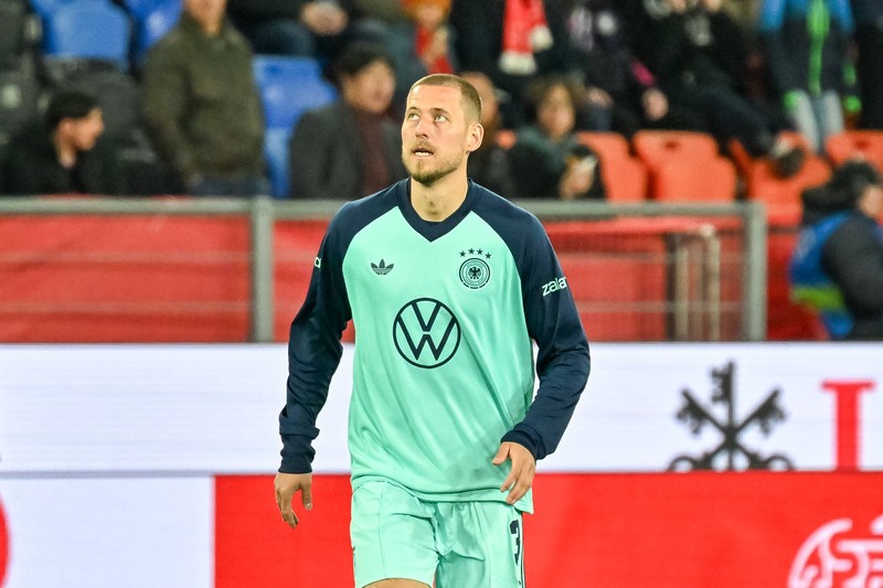 Waldemar Anton spielt bei Borussia Dortmund und hat einen Marktwert von 18 Millionen Euro.