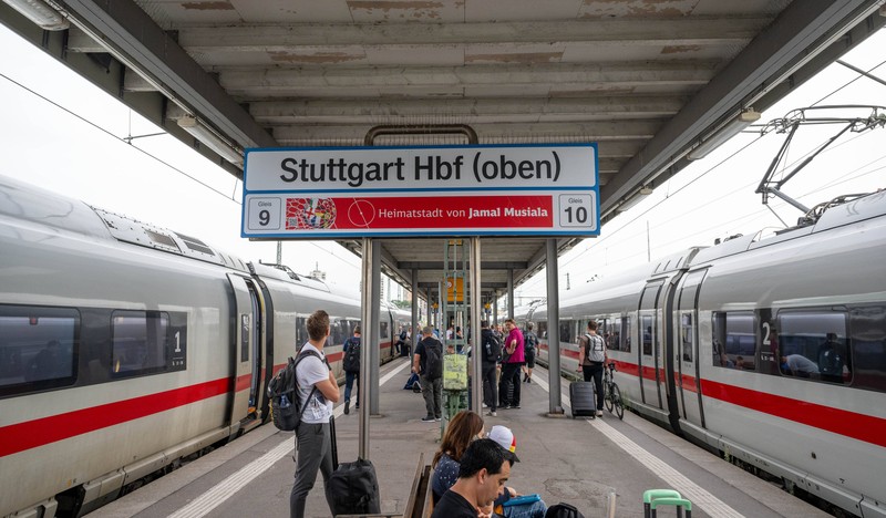 An vielen Bahnhöfen in Deutschland befinden sich nun Schilder mit den Namen der deutschen Nationalspieler.