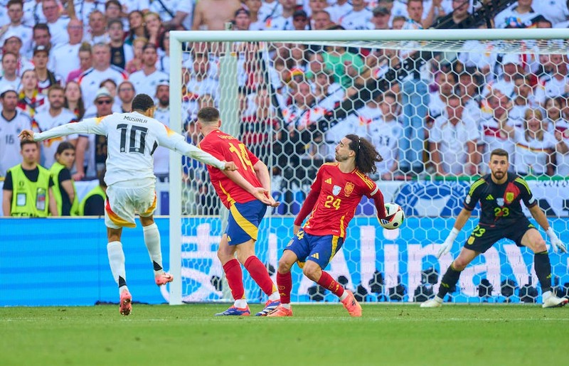 Marc Cucurella berührt beim Spiel gegen Deutschland den Ball mit der Hand.