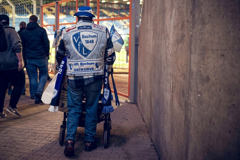 Eine Regel lautet, dass Rollatoren und Kinderwagen im Stadion verboten sind