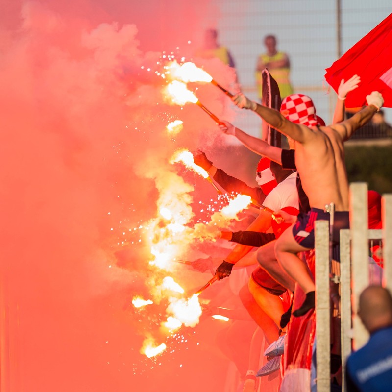 Pyrotechnik abzubrennen im Stadio ist in der Bundesliga generell verboten.