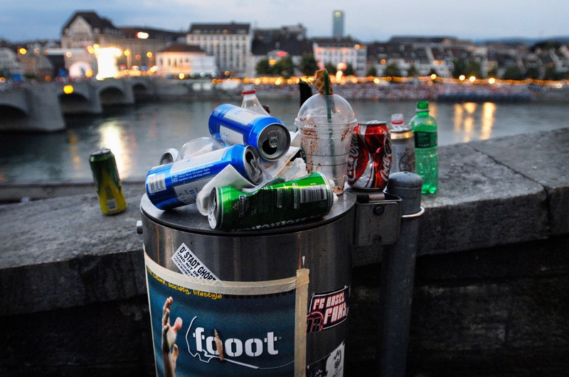Verboten: Flaschen und andere Behälter können als Wurfgeschosse verwendet.