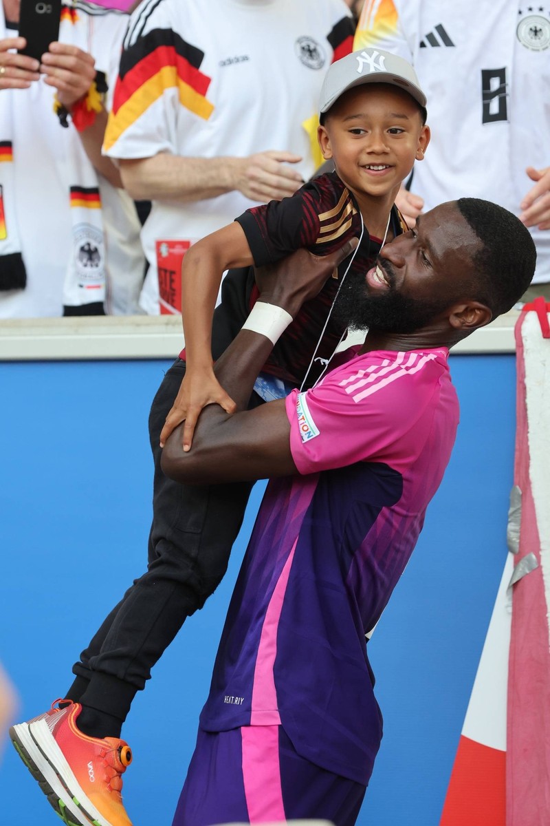 Antonio Rüdiger hält sein Kind stolz im Arm.