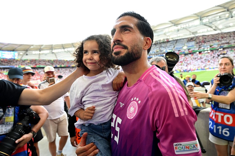 Emre Can holt seine Tochter gerne einmal nach dem Spiel aufs Feld.