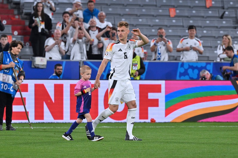 Joshua Kimmichs Sohn durfte nach Abpfiff mit aufs Spielfeld.