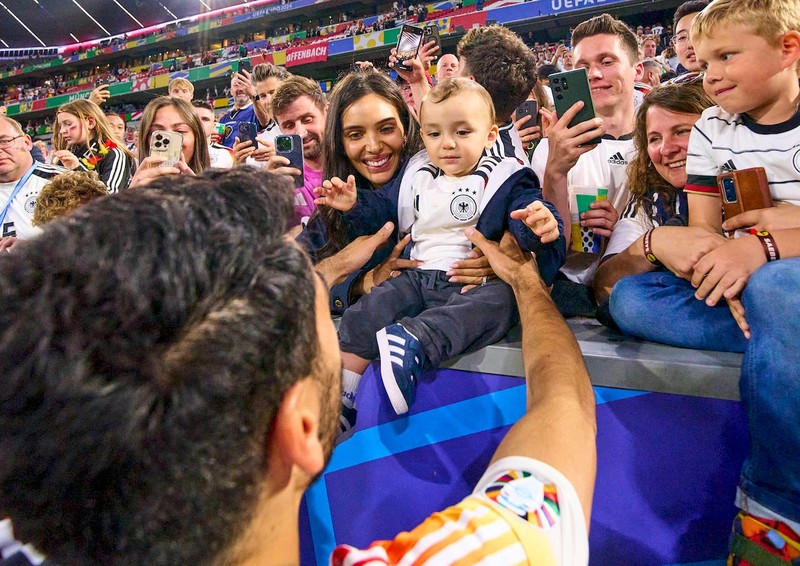 Kapitän der deutschen Nationalmannschaft Ilkay Gündogan zeigt seinem Kind nach Abpfiff das Stadion.