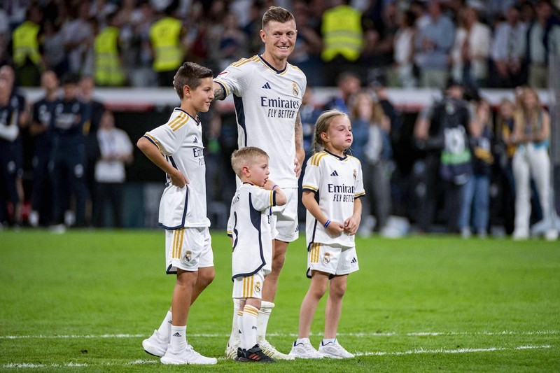 Toni Kroos zeigt seine Kinder und sein Familienglück gerne einmal in der Öffentlichkeit.