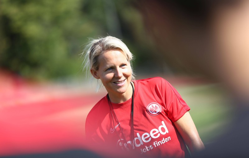 Fritzy Kromp trainierte die U20 von Eintracht Frankfurt. Seit 2025 ist sie Trainerin von Werder Bremen der Frauen.