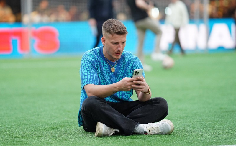 Felix Lobrecht hat seine ganze Jugend lang Fußball gespielt.