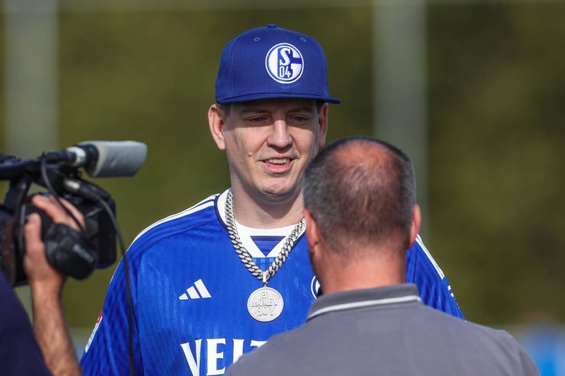 Money Boy ist bekennender Schalke Fan.