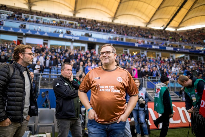 TV Moderator Elton steht hinter dem FC St. Pauli.