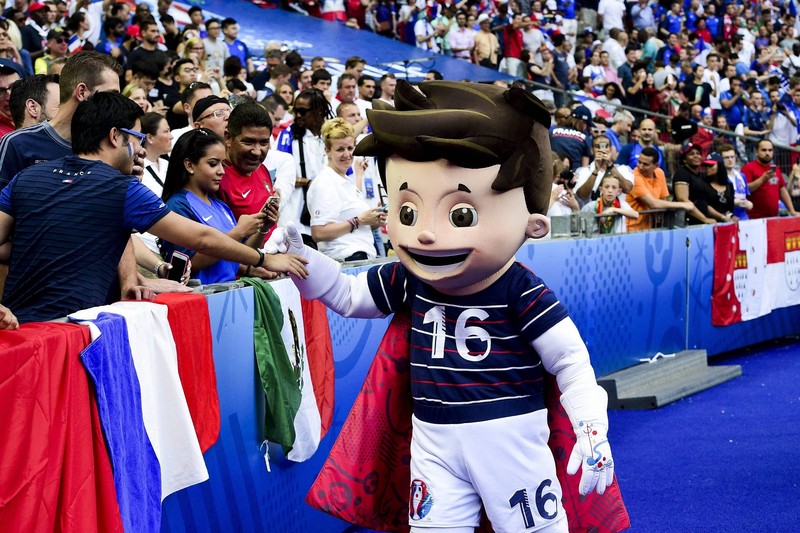 Frankreich schickte 2016 einen Superhelden-Jungen ins Stadion.