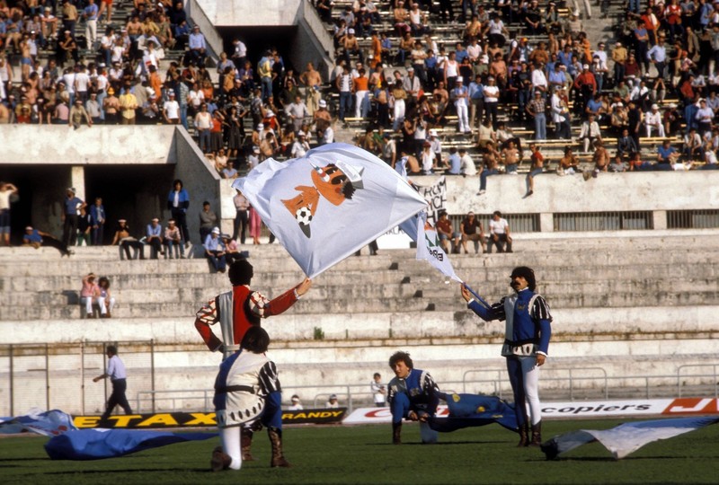 Pinocchio auf einer Flagge bei der Eröffnung der EM 1980.