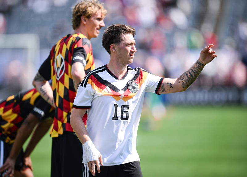 Angelo Stiller hat einige Tattoos an seinen Armen.