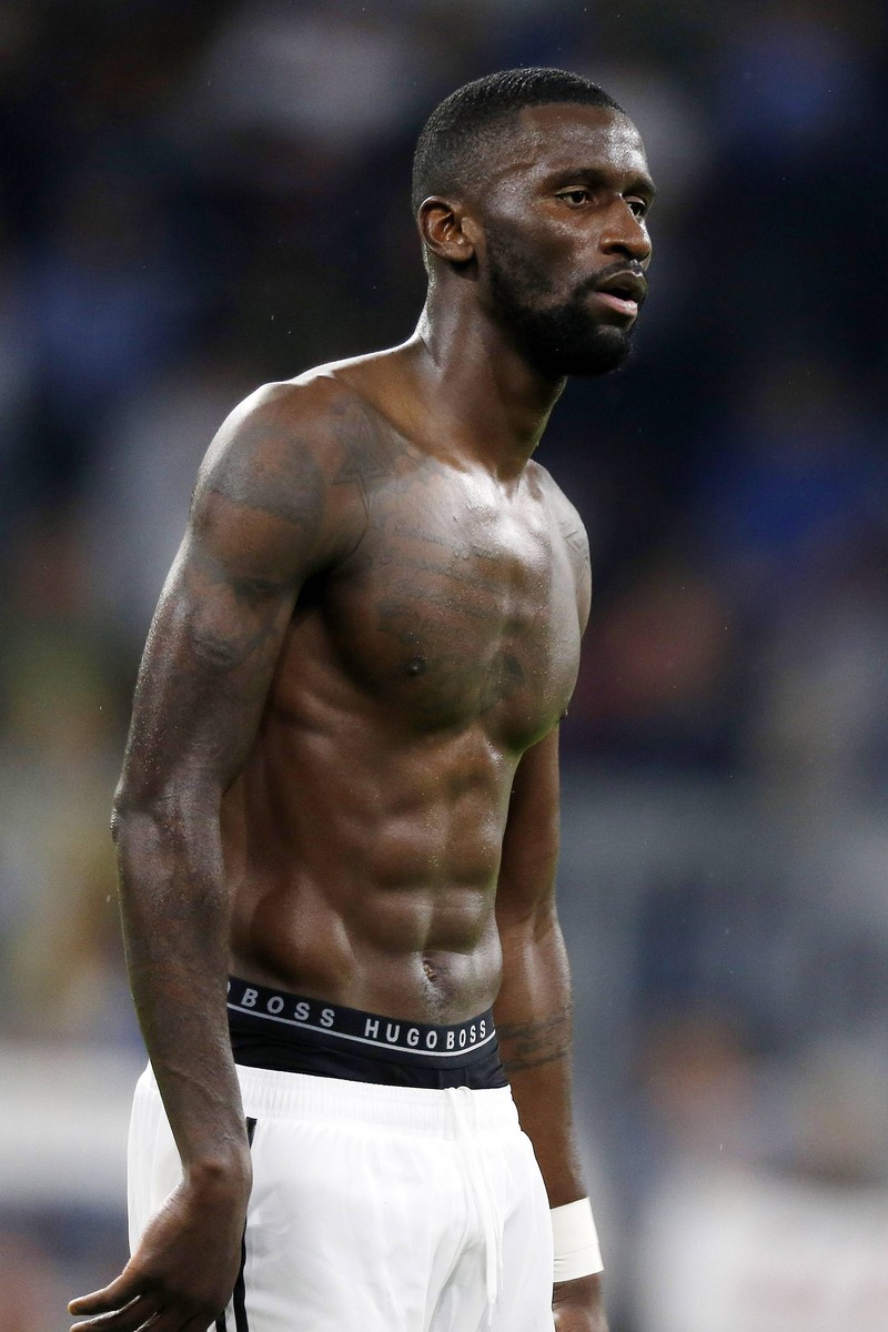 Auch Antonio Rüdiger trägt Tattoos am Körper.