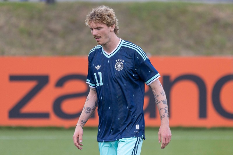Nick Woltemade hat viele kleinere Patch-Tattoos an seinen Armen.