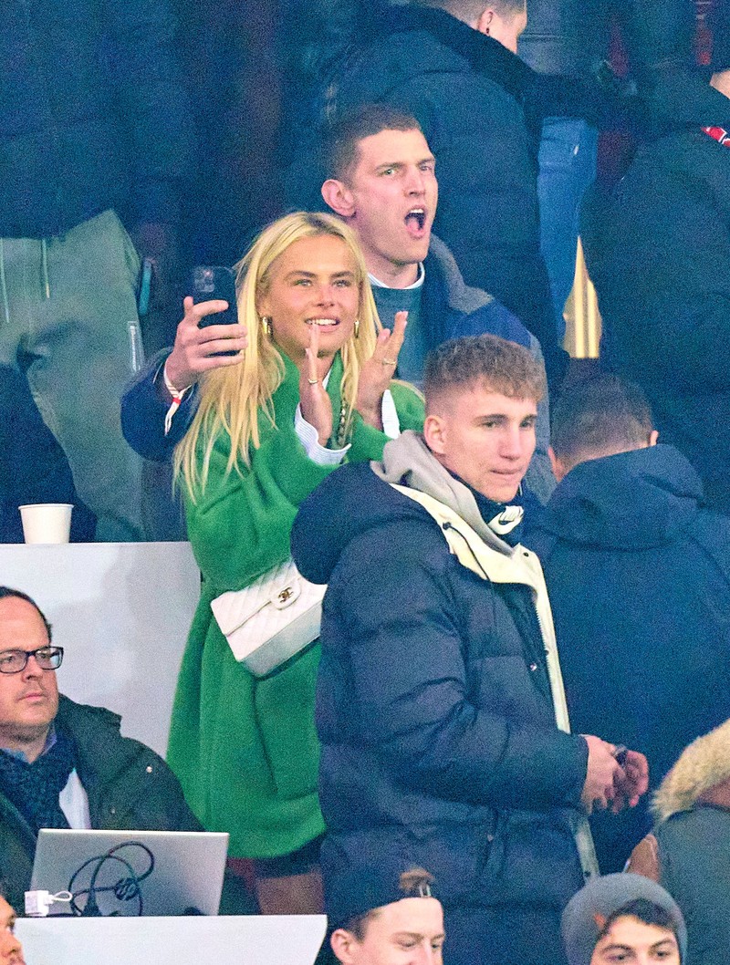 Annekee Molenaar unterstützt ihren Freund Matthijs de Ligt bei der EM 2024.