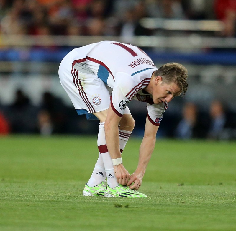 Das ist wirklich eigenartig. Damit Schweinsteiger ein besseres Ballgefühl verspürte, feuchtete er immer seine Socken und Schuhe an.