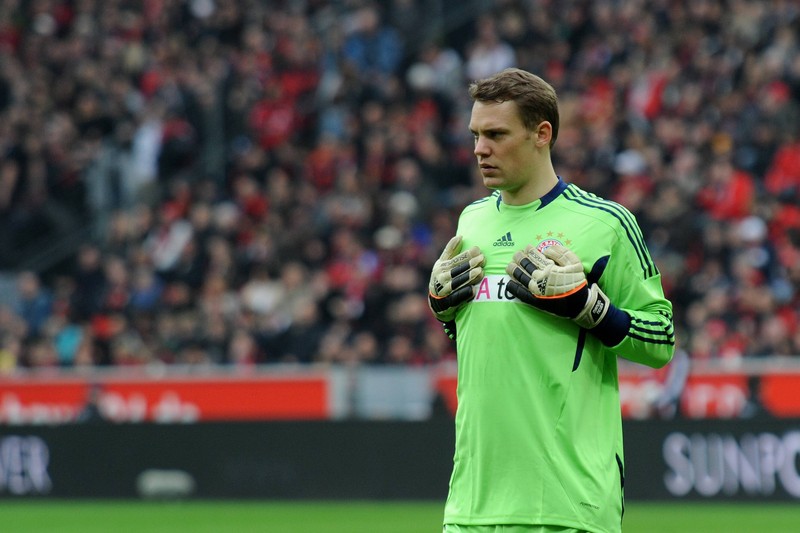 Manuel Neuer zieht nicht nur seine Handschuhe auf eine ganz bestimmte Art und Weise an sondern klopft sich auch drei Mal auf die Brust vor Spielbeginn.