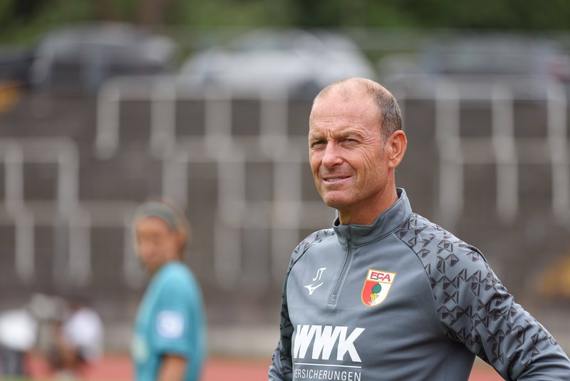 Jess Thorup ist Trainer bei Augsburg.