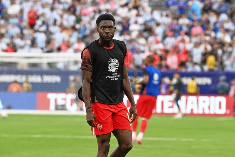 Alphonso Davies ist ein bekannter Fußballprofi.