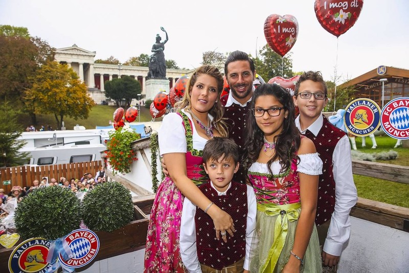 Claudio Pizarro hat seine Jugendliebe geheiratet.