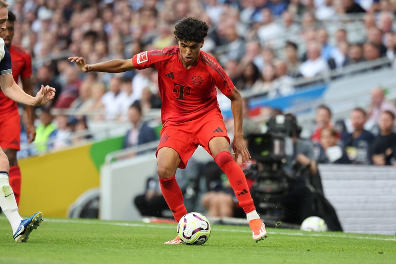 Adam Aznou spielt bei Bayern München.