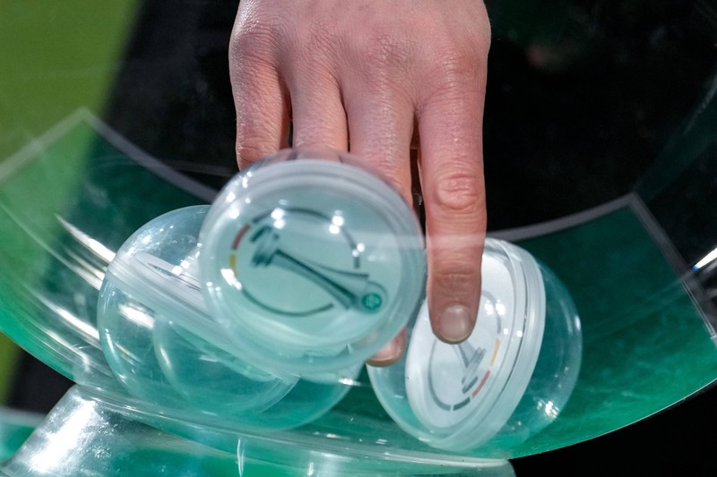 Beim DFB Pokal werden die ersten Spiele ausgelost.