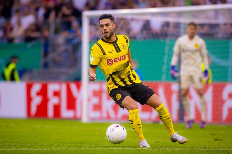 Yan Couto trägt bei Dortmund die Nummer 2.