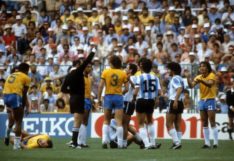 Maradona muss das Spielfeld wegen seines Tritts bei der WM verlassen.