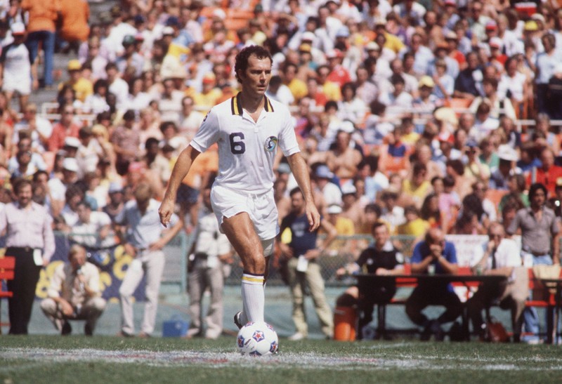 Franz Beckenbauer beendete seine aktive Spielerkarriere bei den New York Cosmos in den USA.