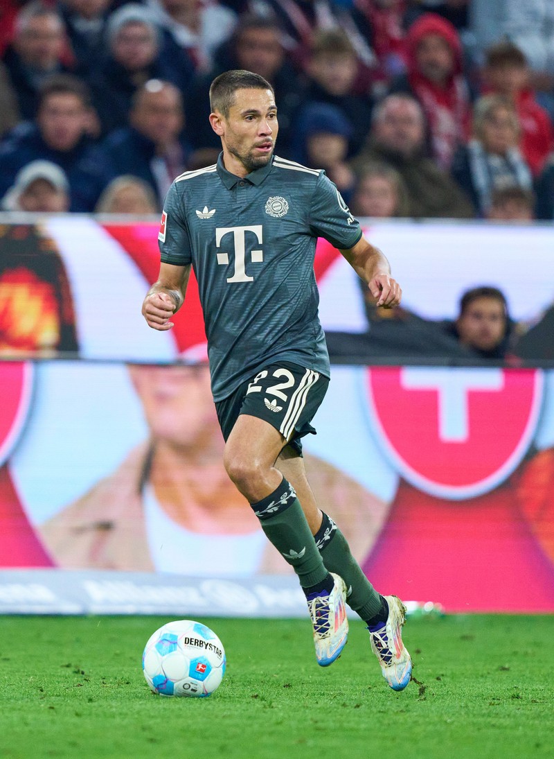 Raphael Guerreiro ist Abwehrspieler.